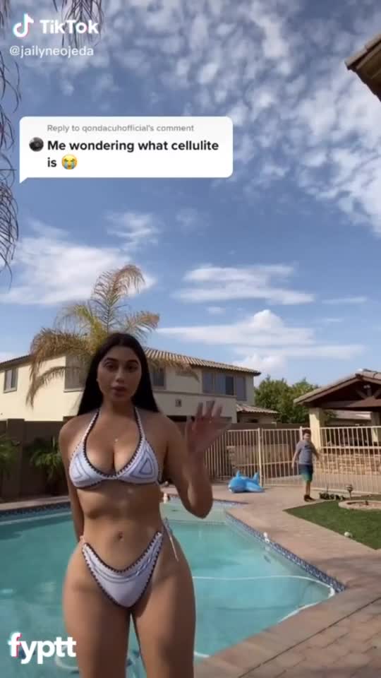 Pretty body girl gives an Italian lesson by naked on TikTok Porn